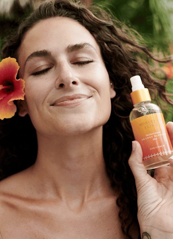 Model holding face mist